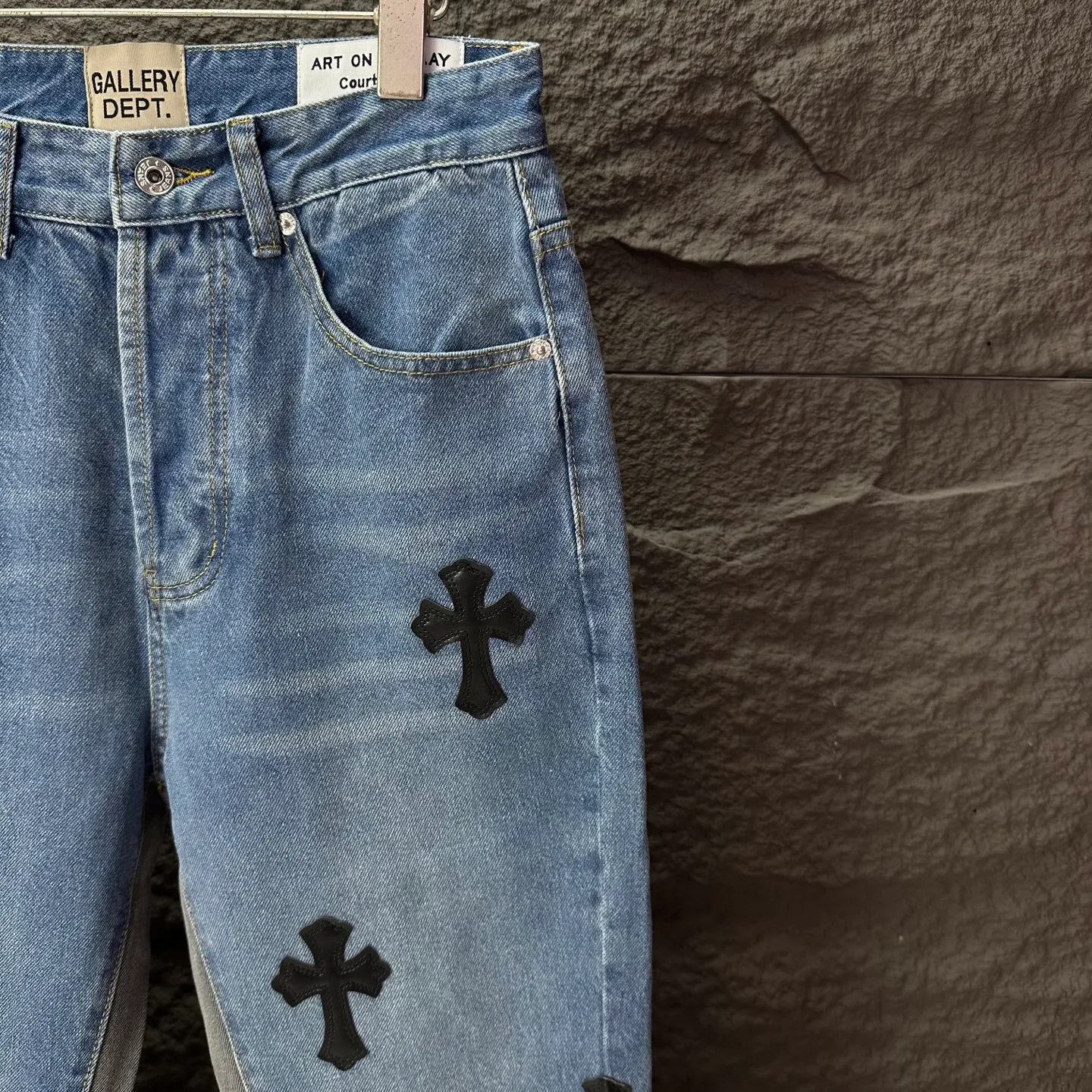P270 GALLERY DEPT. Co-branded 2025 new black cross-leather stitching couple's style loose washed flared jeans 🔥High version🔥High version🔥 Top ceiling quality Styles with different washed textures are very friendly to people with thin legs and thick legs. The slightly flared version is very flattering to the leg shape. Moderate length that never goes out of style, easy and casual to match, basic styling for various styles, a must-have in the wardrobe! The fabric is stiff but also makes the upper body soft without losing texture. The washing process is even more perfect. It is a must-have item for everyone! ! ! Washed wheat, tag, pants label, three complete labels Color: washed black, washed blue Size: 28, 30, 32, 34 (four sizes)
